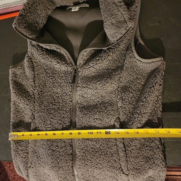 FLASH SALE 🔥 Amazon Essentials Gray Full Zip Fuzzy Vest Size S - Picture 10 of 10